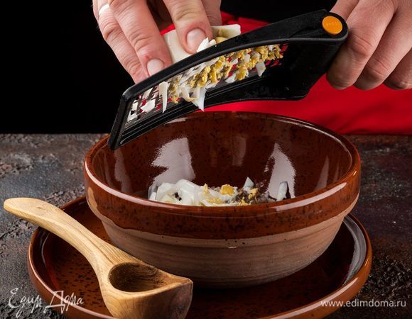 Яйца отварите вкрутую. Редьку и яйца натрите на терке и добавьте в каждую тарелку. 