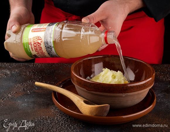 Залейте квасом «Семейный секрет. Окрошечный с хреном», добавьте специи по вкусу. 