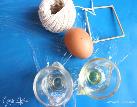 Сделать трафарет из деревянной шпажки, скрепить его кулинарной нитью. 
Воду (1 литр) поставить на огонь, она должна кипеть к тому моменту, когда вы будете выпускать яйцо.
Креветки разморозить, зелень помыть.
