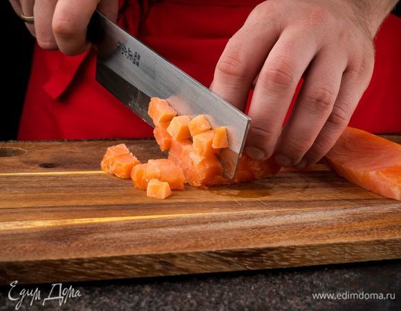 Рыбу разделайте на филе без кожи и костей, нарежьте мелкими кусочками.