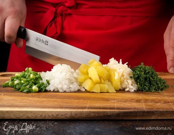 Отварите картофель и нарежьте кубиками. Измельчите зеленый лук, укроп, квашеную капусту.