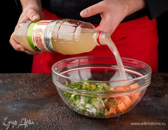 Смешайте все ингредиенты, залейте квасом «Семейный секрет. Окрошечный с хреном».