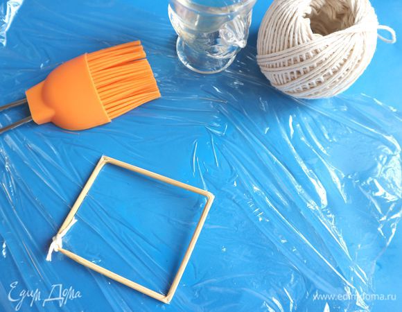 Смазать кисточкой оливковым маслом ту сторону пленки, на которую вы положите трафарет, а затем выпустите яйцо.