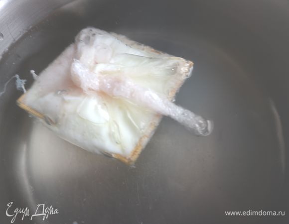 Оставить в воде на 3 минуты на очень слабом огне, почти без кипения, накрыть крышкой. Аккуратно вынуть яйцо из кастрюли и поместить в холодную подсоленную воду и тут же слить ее. 