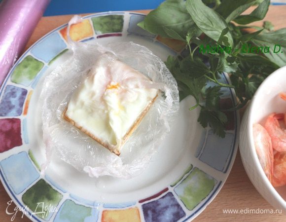 Выложить яйцо на тарелку, убрать трафарет и пленку.