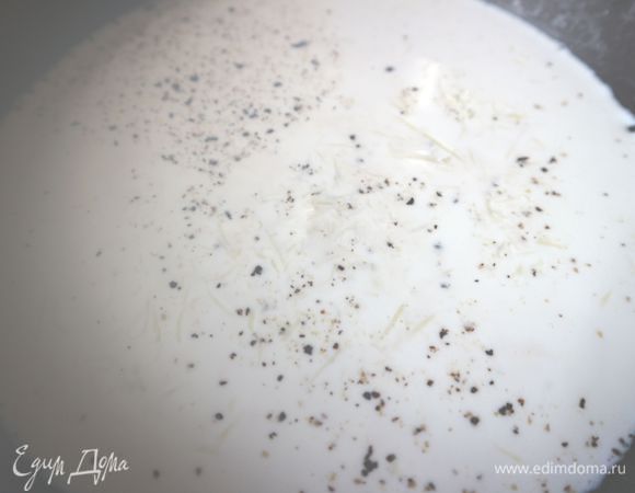 Приготовить соус из указанных для соуса ингредиентов. Муку добавлять в холодные сливки, тщательно размешивать при нагревании, сыр, натертый на мелкой терке, добавить в конце приготовления.
Оттаявшие креветки пару минут подержать на водяной бане. Почистить креветки.