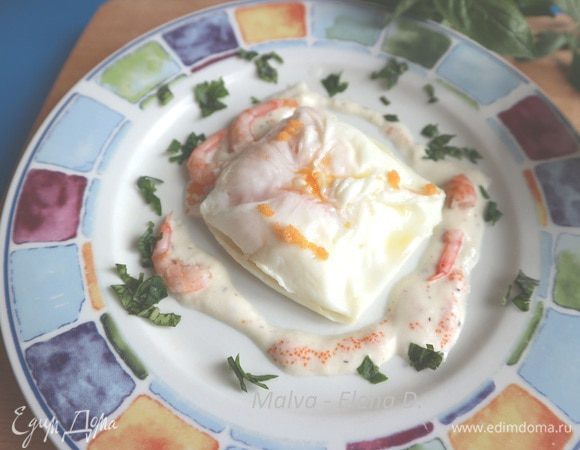 Оформить соусом, креветками. Зелень: петрушка, кинза, базилик очень подойдут к яйцу пашот.