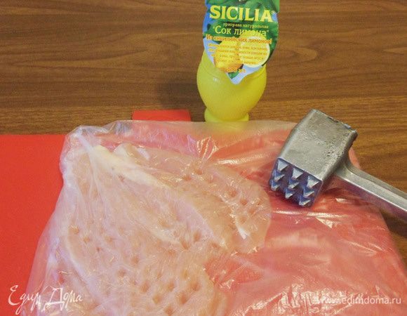 Нежно отбить куриное филе в пакете или в пищевой пленке.