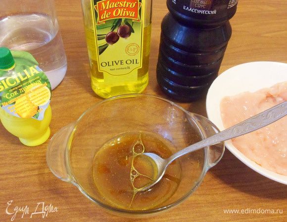 Смешаем воду, лимонный сок ТМ SICILIA, оливковое масло, соевый соус и карри.