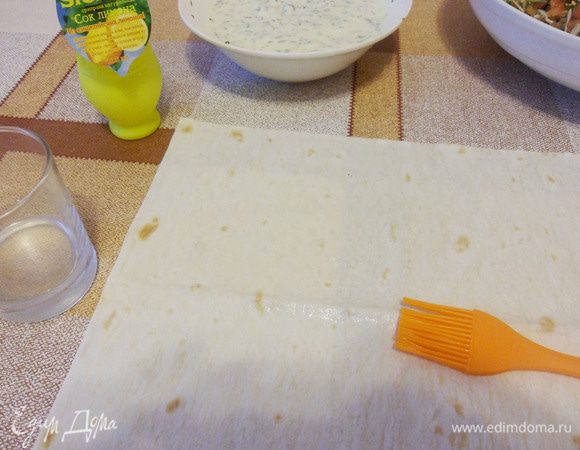 После того, как все ингредиенты для шаурмы готовы, лаваш разложить на столе. Слегка смазать водой с лимонным соком ТМ SICILIA.