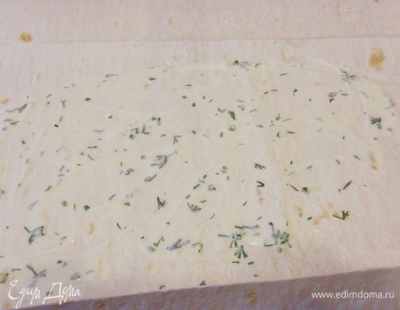 Далее поверхность лаваша смазать соусом.