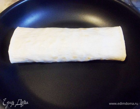 Для того, чтобы шаурма получилась вкуснее и аппетитнее, обжарить готовую шаурму на сковороде без масла.