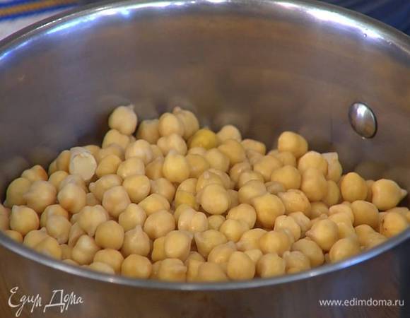 Нут предварительно замочить на 12 часов в холодной воде.