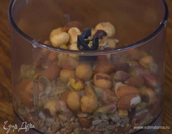 Приготовить ореховую смесь: фисташки, миндаль и фундук всыпать на разогретую сковороду, добавить подсолнечные и тыквенные семечки, кунжут, зиру, кайенский перец, все посолить, перемешать и прогреть. Дать ореховой смеси остыть, затем измельчить все в блендере в мелкую крошку.