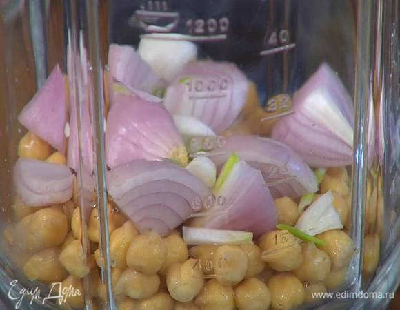 Лук и чеснок почистить и крупно порезать.