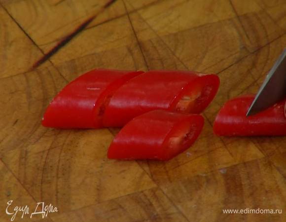 Перец чили нарезать на кусочки.