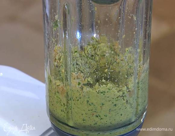 В чашу блендера поместить разбухший нут, лук, чеснок, перец чили, петрушку, домашние сухари, 2 ст. ложки пряной ореховой смеси, зиру, кориандр, сладкую паприку, соль и все измельчить, затем, не выключая блендера, частями влить 100 мл воды.