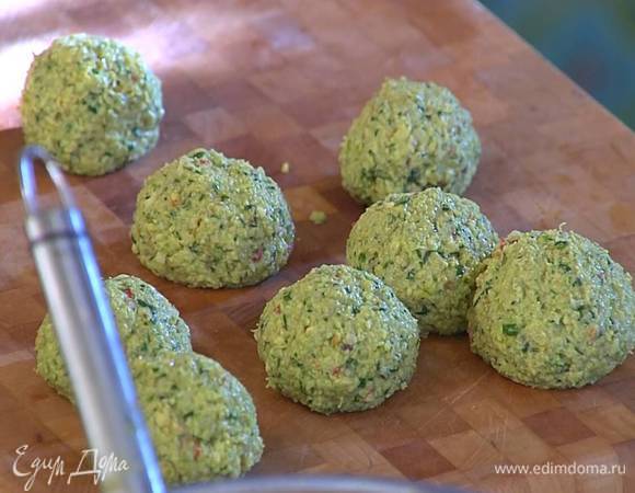 Гороховую массу переложить в глубокую миску, всыпать муку, разрыхлитель, все перемешать и сформировать небольшие шарики.