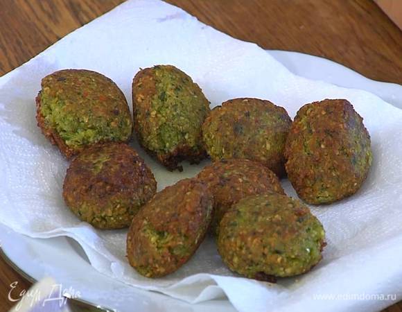 Разогреть в сковороде вок оливковое масло для фритюра и обжарить гороховые шарики со всех сторон до золотистого цвета, затем выложить на бумажное полотенце, чтобы удалить излишки жира.