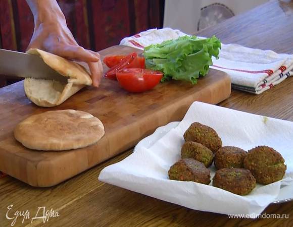 Питы прогреть в горячей духовке, затем надрезать сбоку, так чтобы получился карман, и сбрызнуть внутри оливковым маслом Extra Virgin.