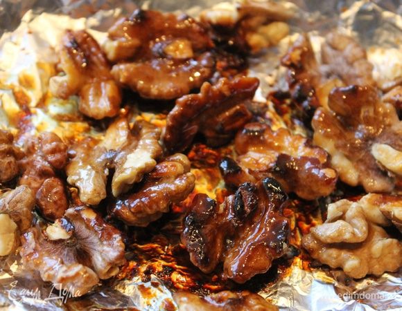 Когда на орехах мед превратиться в карамель, снимите их с огня и переложите на смазанную маслом тарелку, чтобы они не склеились между собою.