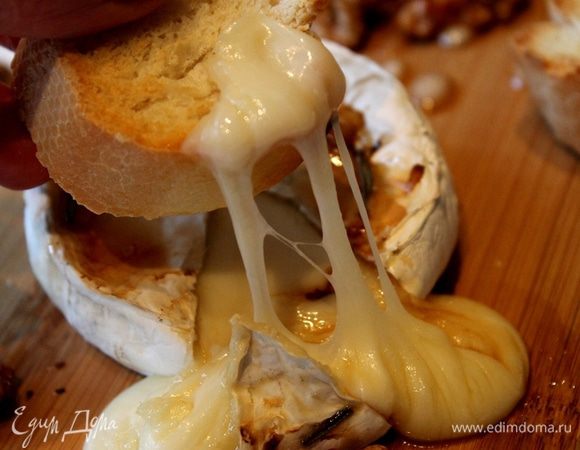 Подавайте сыр сразу на стол и вкушайте его с орехами, подхватывая тягучий сыр поджаренным багетом. Хорошим дополнение к сыру будет бокал белого вина или шампанского
Желаю всем приятных, романтических вечеров!