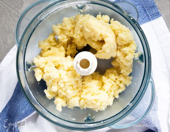 Смешать все сухие ингредиенты, добавить порезанное на кусочки сливочное масло и воду и вымесить тесто. Можно это делать руками, но удобнее в измельчитель или комбайне. 