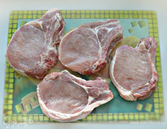 Подготовьте мясо. Я использовала 4 больших куска корейки на кости.