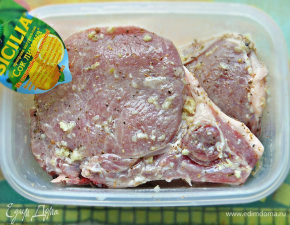 Мясо натрите солью, приправьте перцем, орегано, лимонным соком, чесноком (предварительно пропустив зубчики через пресс). Обмажьте мясо 2 ст. л. растительного масла, уложите в контейнер и поставьте в холодильник на 2-3 часа на маринования (пару раз желательно перевернуть мясо).