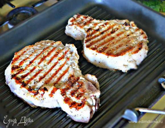 Смажьте решетку гриля или сковороду гриль растительным маслом и обжарьте мясо по 7 мин с каждой стороны. У меня толстые куски корейки, поэтому потребовалось по 10 мин обжарки.