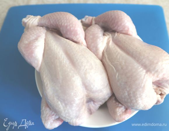 Здесь 2 цыпленка-корнишона весом по 800 г каждый. Мясо таких цыплят нежное и сочное, оно содержет небольшое количество жира.