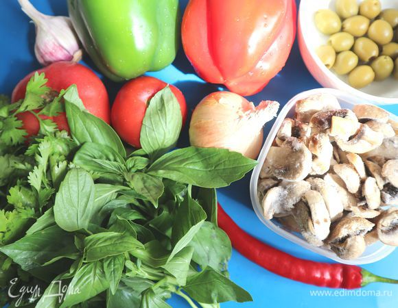 Приготовить все необходимые овощи. Грибы немного разморозить, лук почистить.