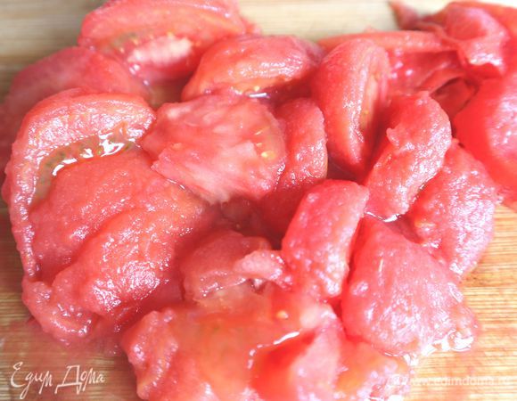 Помидоры поместить в кипящюю воду на несколько минут, вынуть, обдать холодной водой, почистить, порезать.