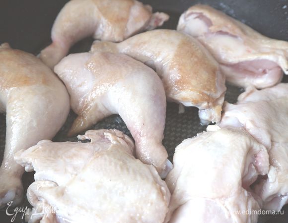 Цыплят посолить, поперчить, обжарить на сковороде на оливковом масле до легкой золотистой корочки.