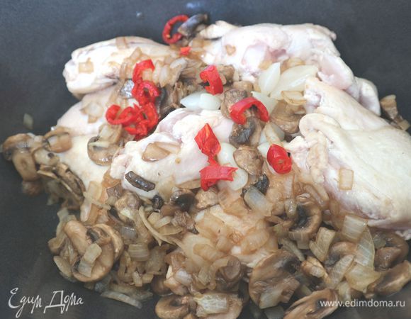 Обжарить лук, шампиньоны на сковороде, на которой обжаривались цыплята. Добавить их в жаровню к цыпленку. Острый перец по желанию.