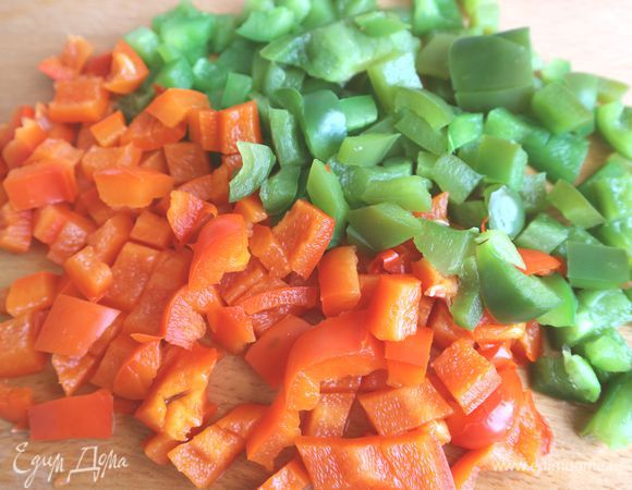 Запеченный болгарский перец порезать на квадратики со стороной 1,5 см.