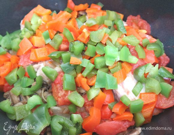 Добавить болгарский перец, помидоры.
