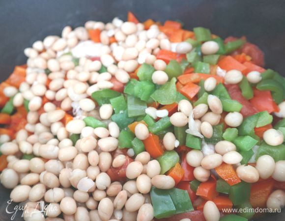 Затем промытую консервированную фасоль, порезанные кружочками оливки.