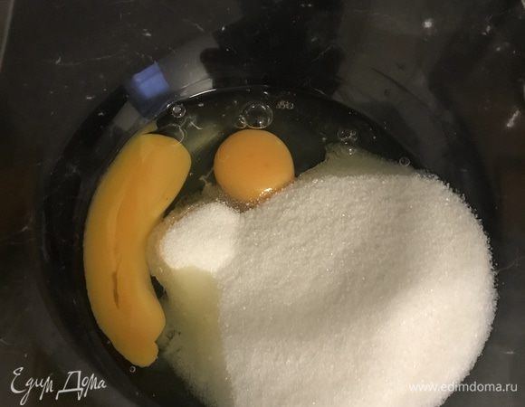 Взбить яйца с сахаром и ванильным сахаром. 
