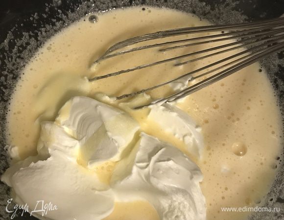 Добавить сметану, перемешать.
