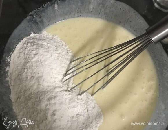 Добавить постепенно муку, перемешиваем, чтобы не было комочков. 