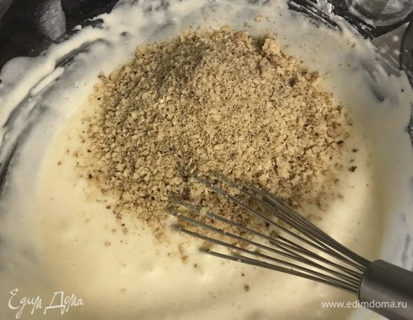 Добавить орешки, перемешать. Орешки у меня обжаренные и прокрученные в блендере. 
