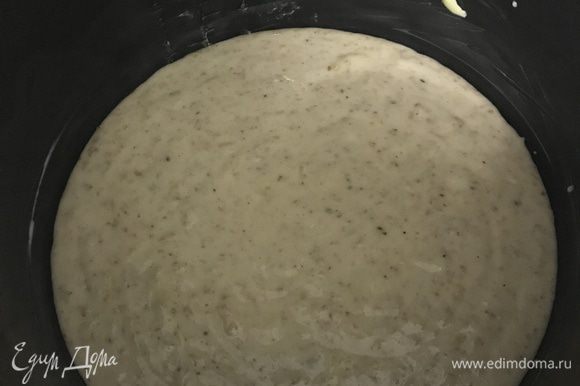Смазать форму сливочным маслом. Вылить тесто. Поставить в скороварку на 35 минут.