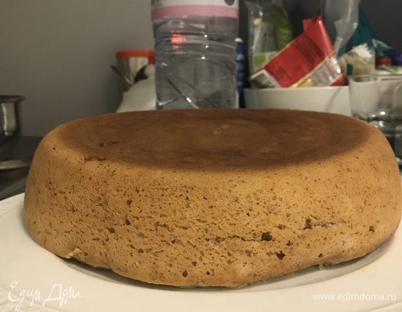 Достать корж после выпекания на тарелку, остудить. 