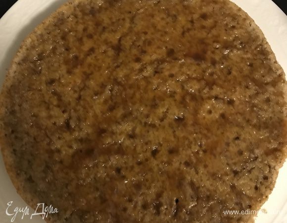 Разрезать на две части. Обмазать каждый корж протертой облепихой с сахаром (покупала в магазине).