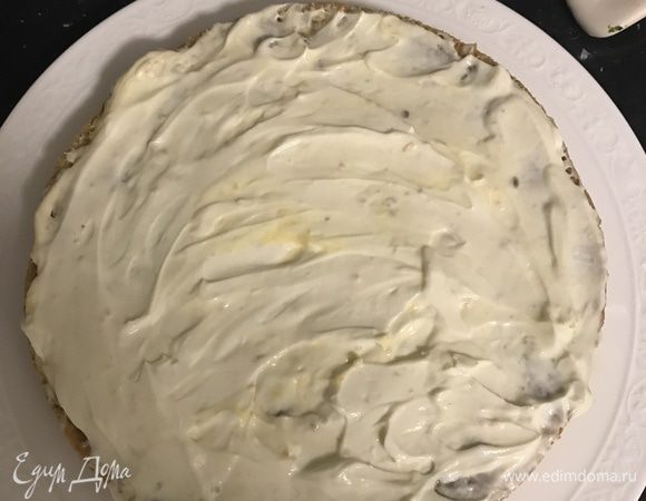 Сделать крем: взбить сметану с сахарной пудрой. 
Обмазать кремом и собрать торт. Сверху и по бокам распределить крем в последнюю очередь. Украсить по своему усмотрению, у меня были орешки пекан. 