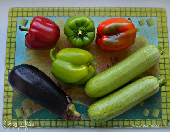 Для гарнира хорошо использовать овощи обжаренные на гриле. Помойте и обсушите овощи, почистите, нарежьте и посолите.