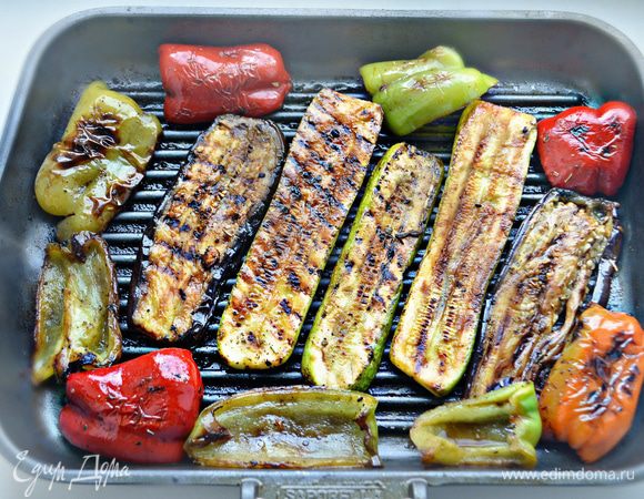 Обжаривайте овощи на гриле, слегка смазанным растительным маслом.