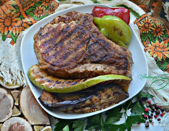 Подавайте готовое мясо с обжаренными овощами. Мясо получилось настолько вкусным и сочным, что даже соус не понадобился.