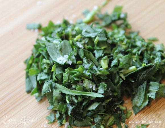 У вас есть время приготовить соус к рыбке. Оборвите листочки с веточек тархуна и мелко нарежьте. Добавьте к зелени щепотку соли и в ступке разотрите в кашицу, но без особых усилий.